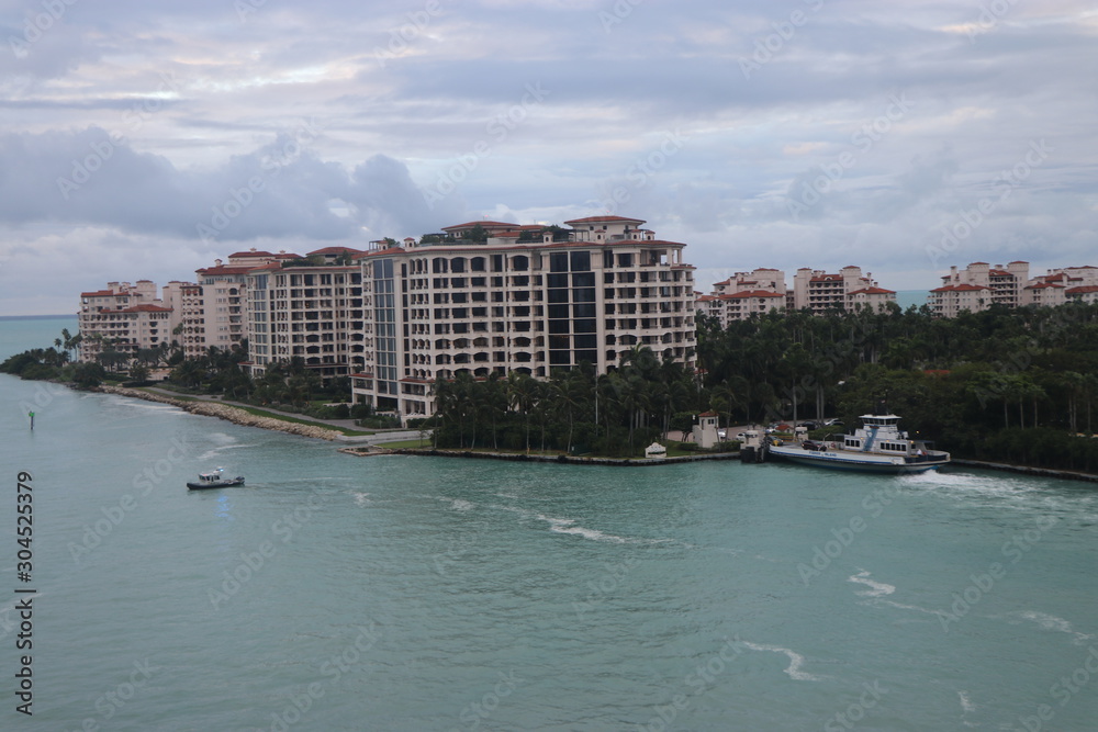 Obraz premium Miami and surrounding water