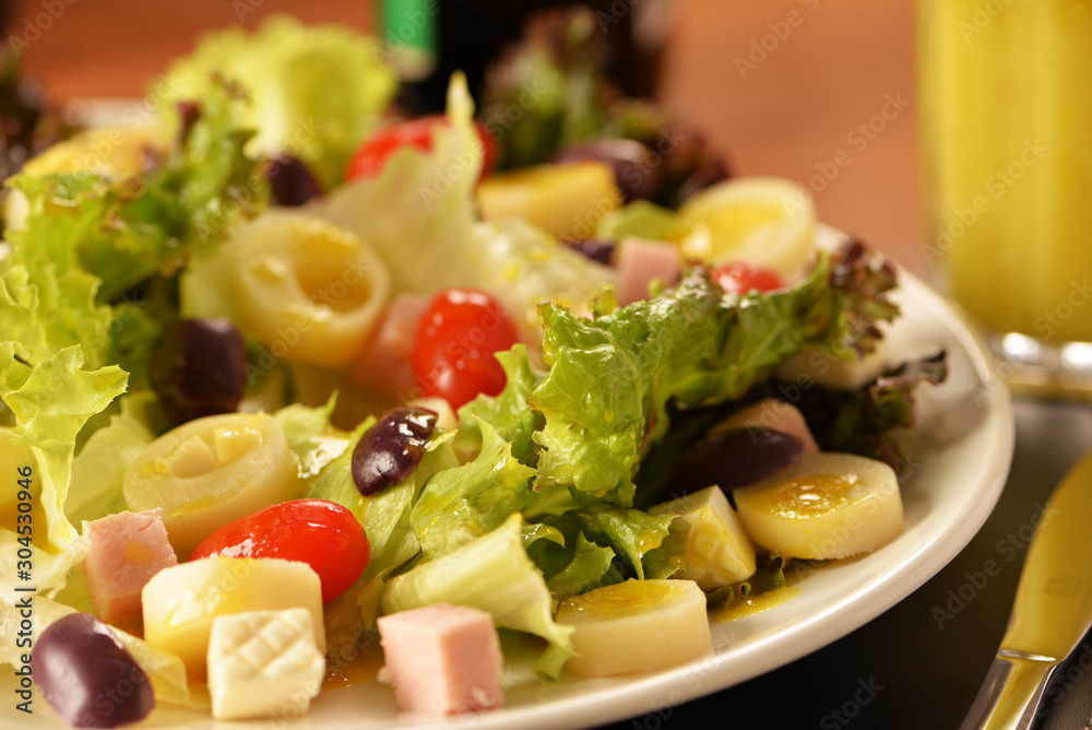 lettuce salad, cherry tomatoes, heart of palm, fresh cheese, black olives and cooked ham