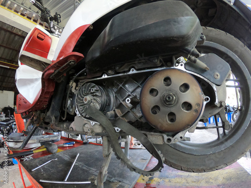 Bike service, Scooter on elevator for variator belt change