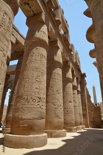 COLONNES ET HIÉROGLYPHES SALLE HYPOSTYLE TEMPLE DE KARNAK LOUXOR EGYPTE  photo