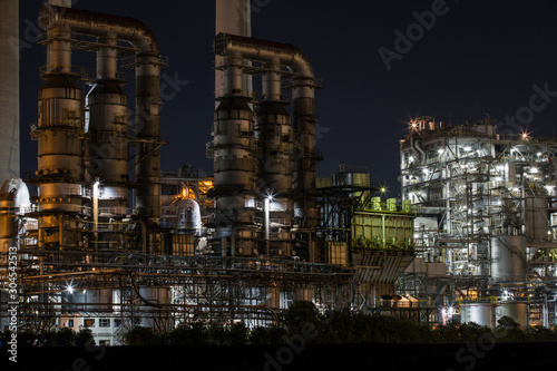 夜の工業団地 © akiti