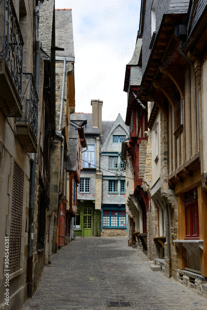 Rue du centre-ville ancien de Vitré (35), France - Street in old downtown Vitré, Brittany, France 