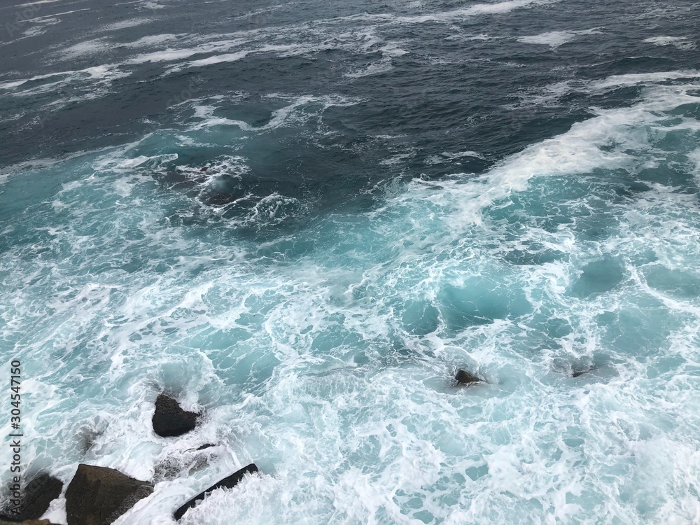 Fototapeta premium waves crashing on rocks