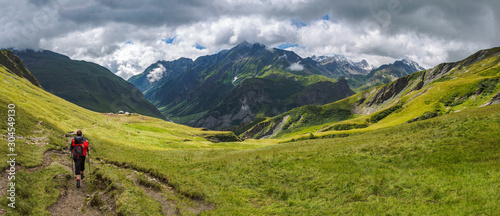 Panorama montagne et randonneur