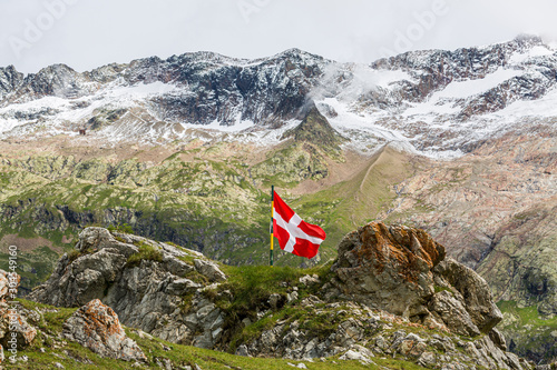 Montagne et drapeau de Savoir photo