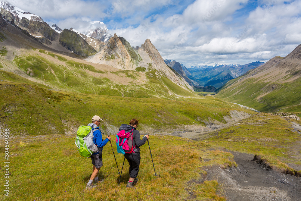 Couple de randonneurs dans les Alpes