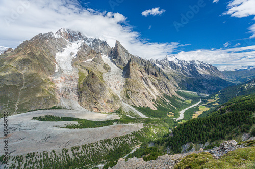 Vallée dans les Alpes
