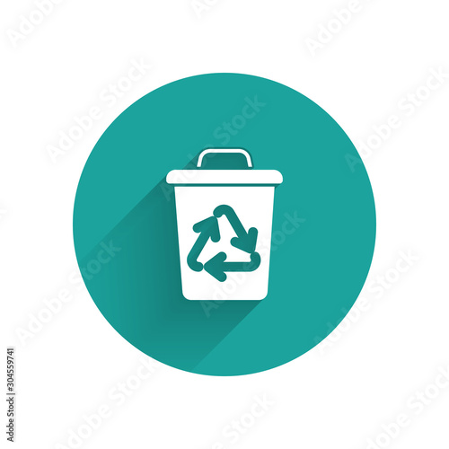 White Recycle bin with recycle symbol icon isolated with long shadow. Trash can icon. Garbage bin sign. Recycle basket sign. Green circle button. Vector Illustration