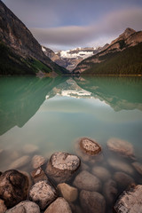Fototapete Khaki Lake Louise im Banff Nationalpark  © peteleclerc