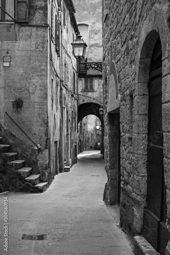 Fototapeta Naklejka Na Ścianę i Meble -  Pitigliano city street