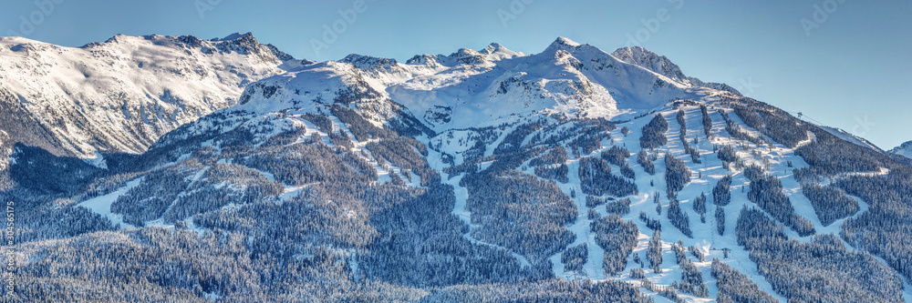 Blackcomb Mountain Ski Resort in Winter - obrazy, fototapety, plakaty 
