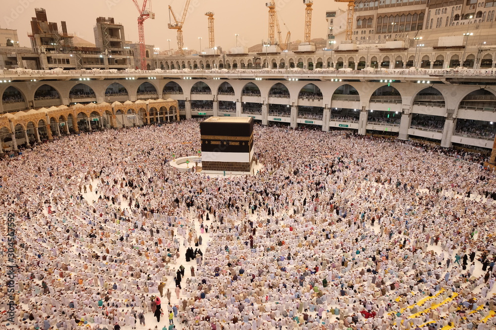 Obraz premium Muslim Pilgrims at The Kaaba in The Haram Mosque of Mecca, Saudi Arabia, during Hajj.