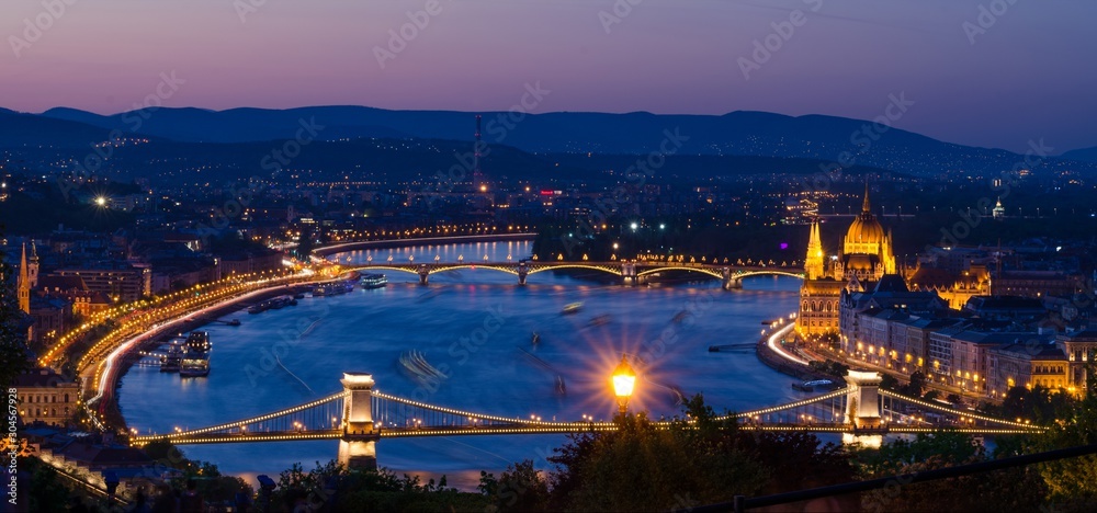 Obraz premium Budapest city with the Danube and bridges in the evening