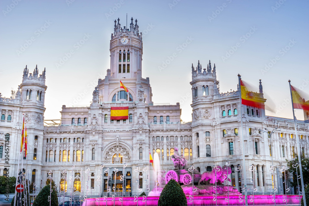 Obraz premium Cybele Palace (Palacio de Cibeles) and Cibeles fountain in Madrid.