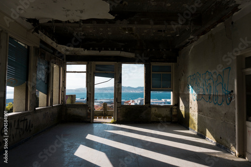 Preciosa vista desde el salon de una casa abandonada