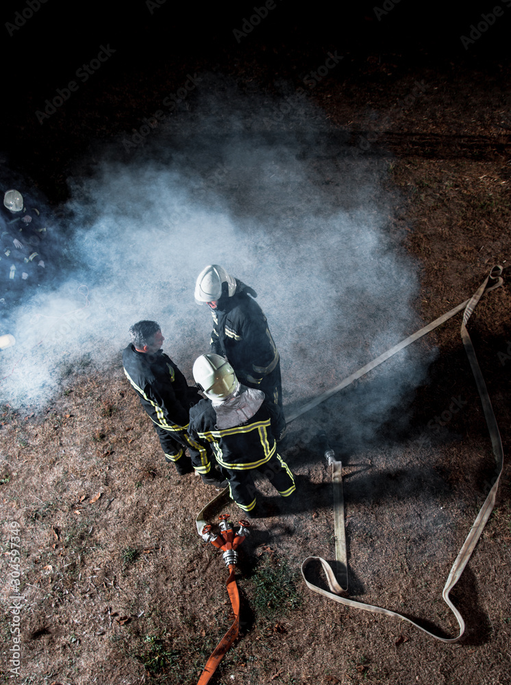 Obraz premium Firefighters at work