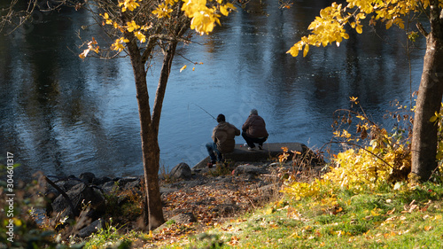 Fotografija A couple fishing on the Rogue River in Southern Oregon on a beautiful autumn morning