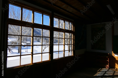 雪の校庭。喰丸 昭和 福島 日本。１月下旬。