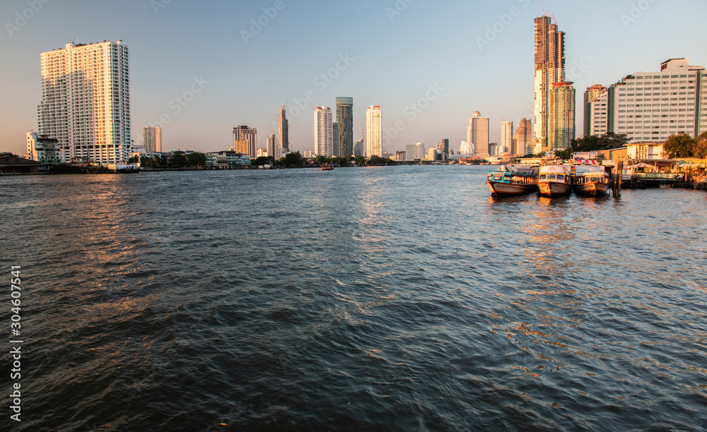 Fototapeta premium Bangkok city skyline and Chao Phraya river, Bangkok, Thailand