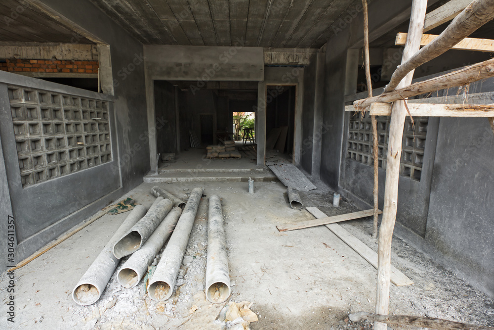 Obraz premium Unfinished house under construction taken from the front entry door into room interior.