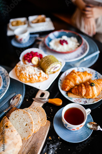 Canvas Print morning breakfast. cup of tea with baguette and croissants