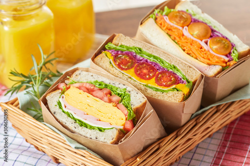 具材がぎっしり詰まったサンドウィッチ