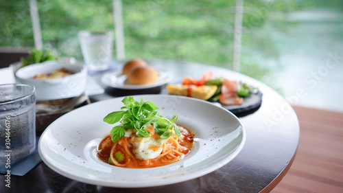 緑あふれる川沿いに建つリゾートホテルのカフェでランチ