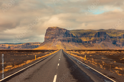 Amazing Icelandic roads. © Jorge Argazkiak