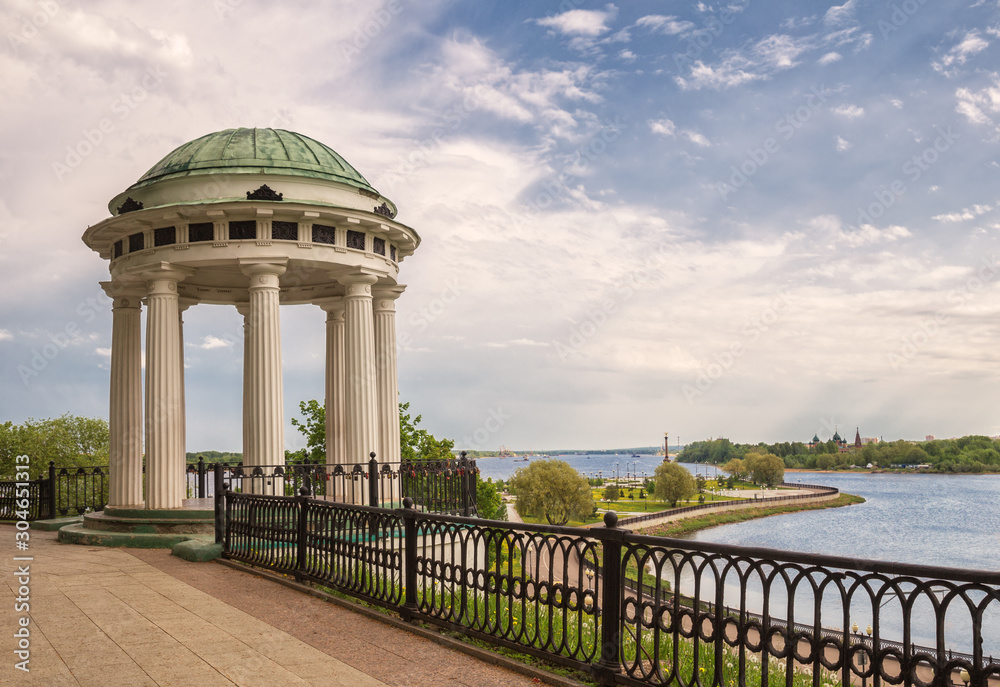 Rotunda on the Kotorosl embankment in Yaroslavl