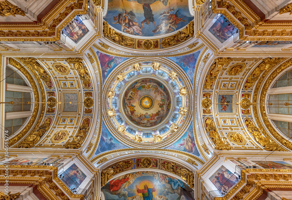 Fototapeta premium Saint Petersburg, Russia - Inside interior of Saint Isaac's Cathedral or Isaakievskiy Sobor is the largest Russian Orthodox church (sobor). It is the largest orthodox basilica.