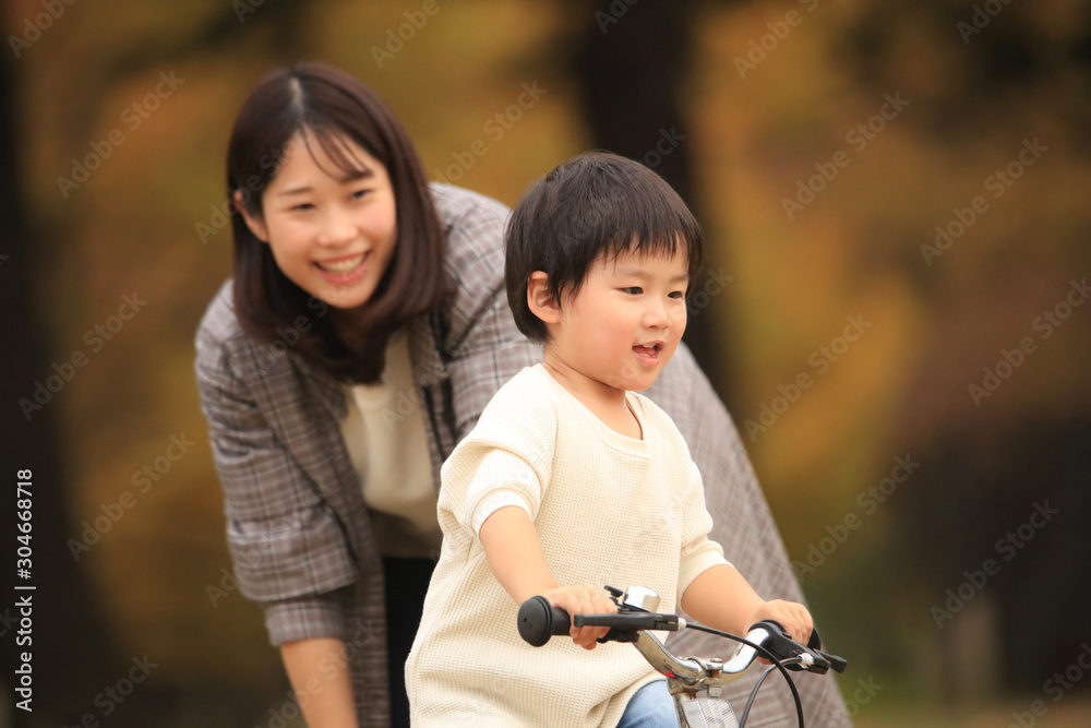 自転車に乗る練習をする親子