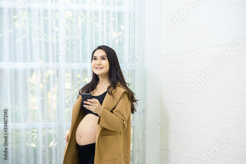 Expectant mothers buy products online via mobile phones Free Download Expectant mothers buy products online via mobile phones - GFXLoad