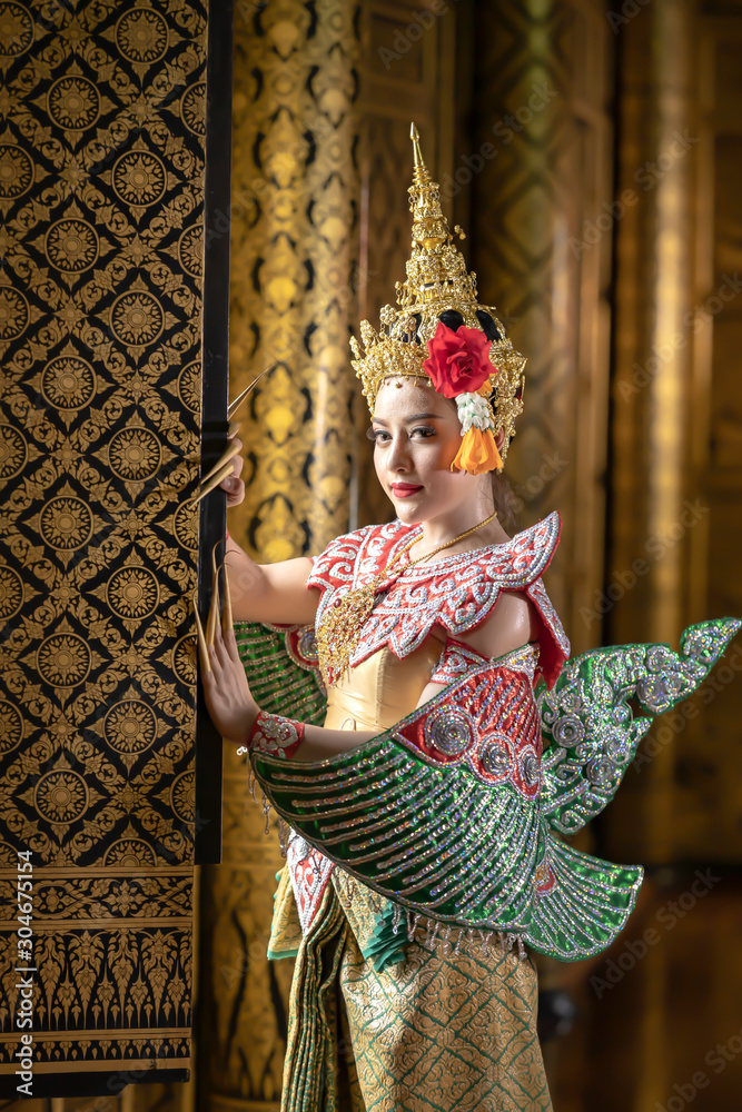 Obraz premium Beautiful Thai women are dressing in traditional Thai national costumes. To prepare for the pantomime drama scene