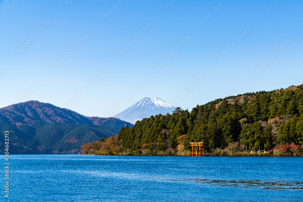 Obraz premium 芦ノ湖から見る富士山