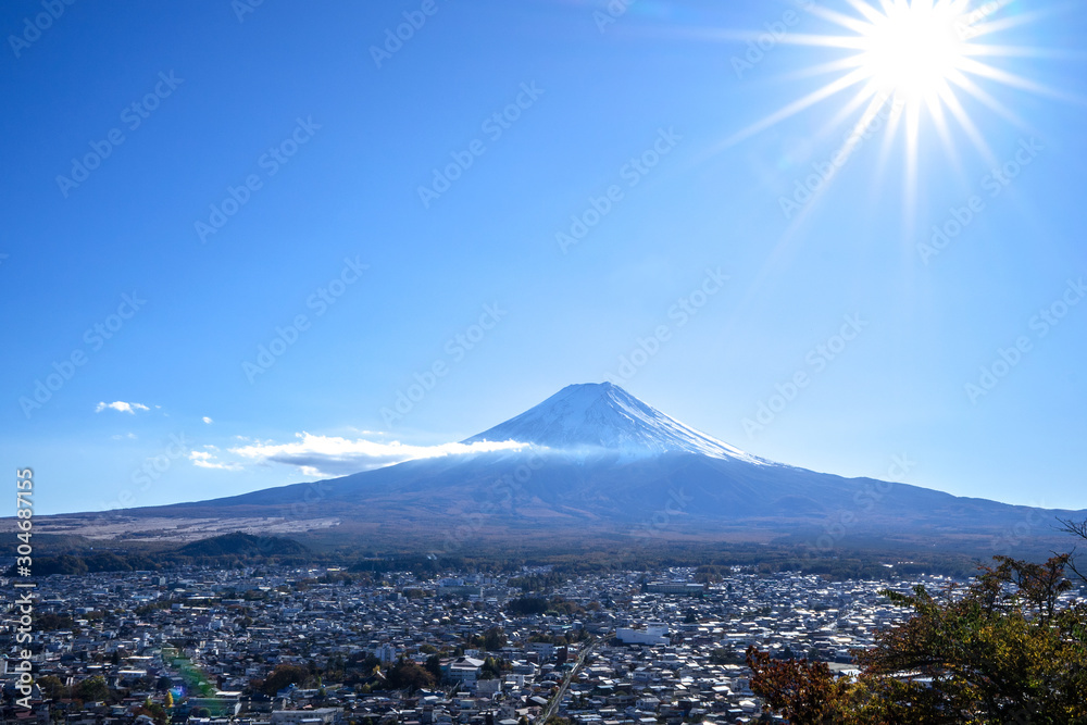 展望台から見た富士山と町並みと太陽1