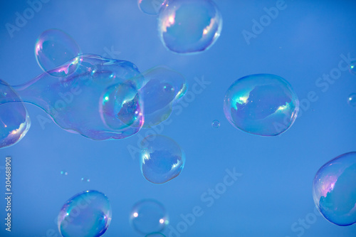Seifenblasen mit Regenbogenfarben - blauer Himmel