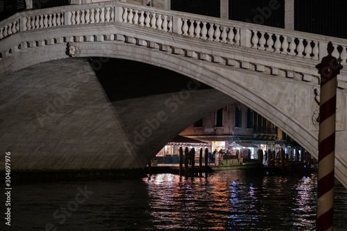 Rialto bridge at night, Venice, Italy © Gnac49