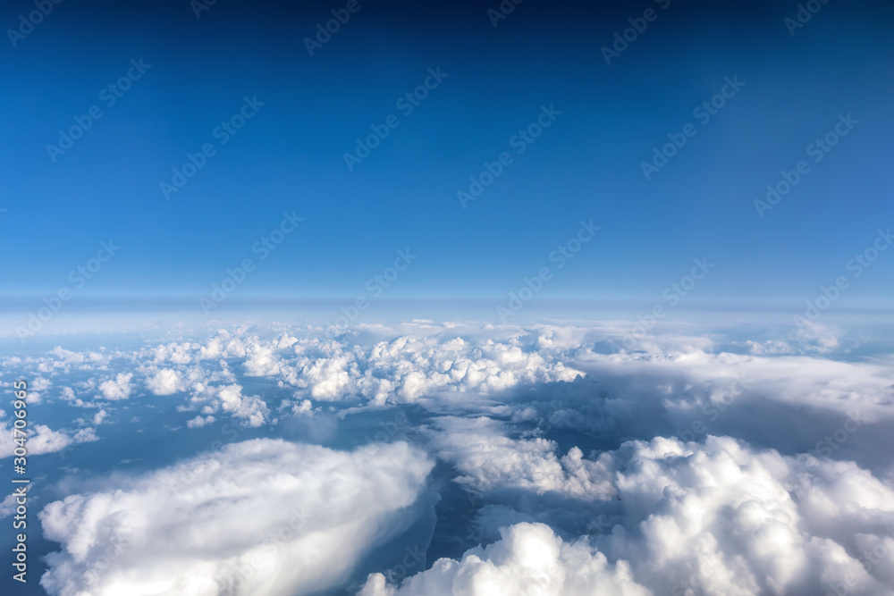 Luftaufnahme eines blauen Himmels mit weißen Wolken und Textfreiraum Luftaufnahme eines blauen Himmels mit weißen Wolken und Textfreiraum