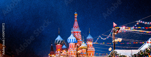 Canvas Print Saint Basil cathedral among new year festive decorations on Red Square in Moscow