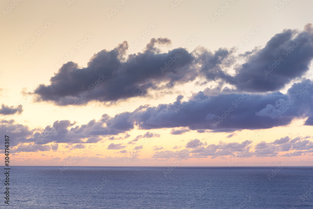Colorida puesta de sol con grandes nubes sobre el océano