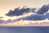 Colorida puesta de sol con grandes nubes sobre el océano