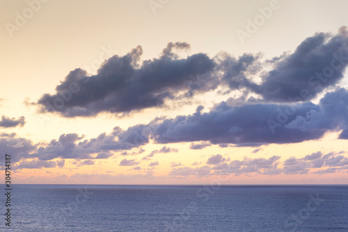 Colorida puesta de sol con grandes nubes sobre el océano © Alfredo López