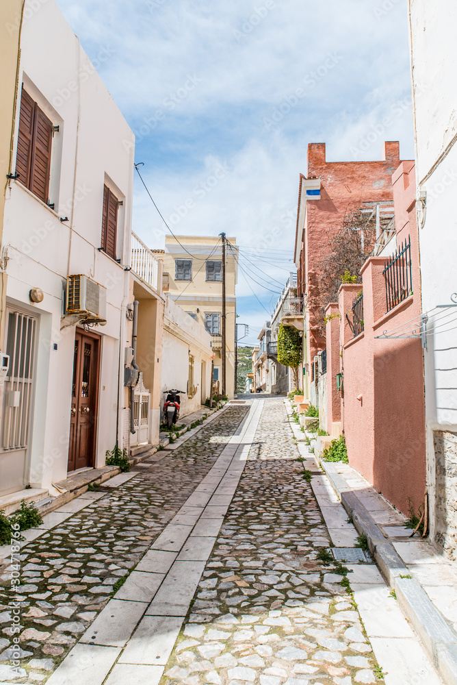 Obraz premium Traditional alleys in Syros capital on a beautiful sunny day, Cyclades, Greece