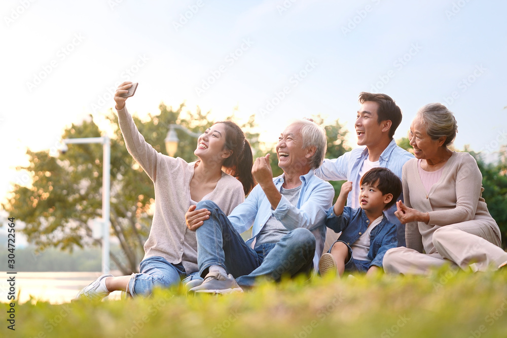 happy asian family taking a selfie - obrazy, fototapety, plakaty 