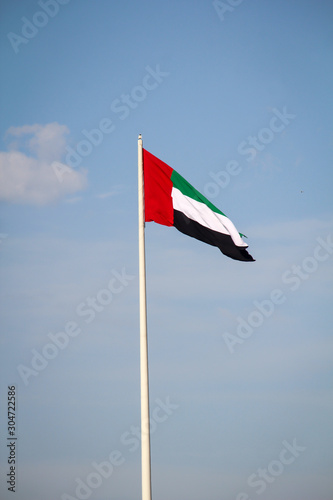 Die stolze Flagge von Dubai flattert im Wind