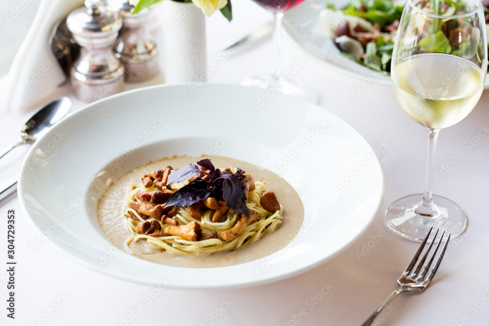 spaghetti with mushrooms and white wine spaghetti with mushrooms and white wine