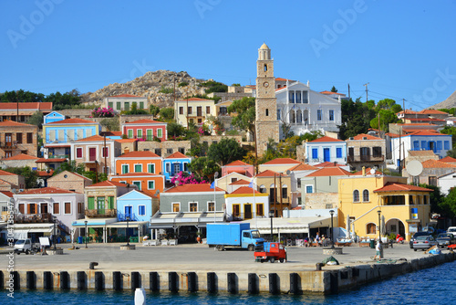 Fototapeta Naklejka Na Ścianę i Meble -  Farbenfroher Hauptort und Hafen Emborios oder Imborios mit Booten auf der griechischen Insel Chalki (Halki), 9 km nördlich von Rhodos