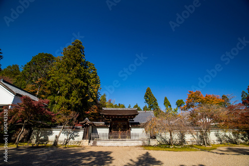 京都のお寺の紅葉シーズンの風景