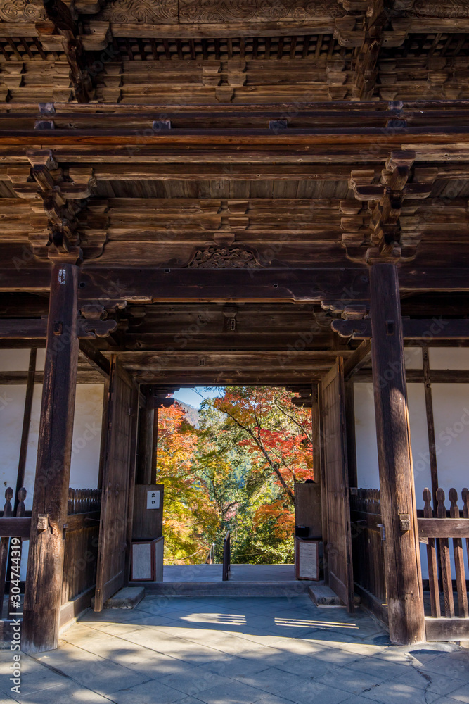 紅葉シーズンの京都のお寺の風景