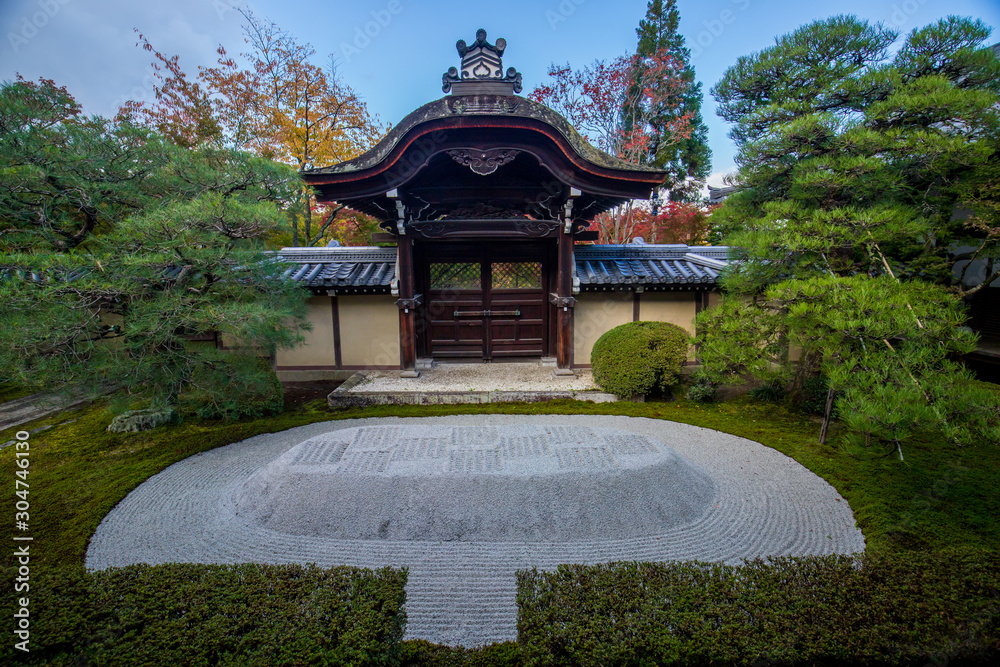京都のお寺の紅葉シーズンの風景 京都のお寺の紅葉シーズンの風景
